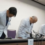 　記者会見で謝罪する京都大病院の高折晃史病院長（中央）ら＝７日午後、京都市