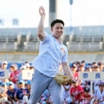　高円宮賜杯第４６回全日本学童軟式野球大会マクドナルド・トーナメントの開会式で始球式を務める杉谷拳士さん＝松山中央公園野球場