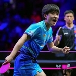 　男子シングルス２回戦でポイントを奪い、ガッツポーズする張本智和＝横浜ＢＵＮＴＡＩ