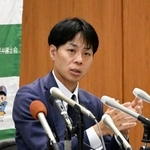 　再審請求の申し立て後、記者会見する弁護団の出口聡一郎弁護士＝７日午後、佐賀市