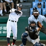 　立命館宇治-有明　７回表有明２死二、三塁、永田が中前に２点打を放つ。捕手江原＝甲子園
