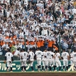 　立命館宇治に逆転勝利した有明ナインに声援を送る応援団＝７日、甲子園球場