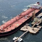 　４月、東京湾に到着した、米国産原油を積んだタンカー