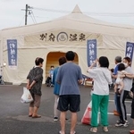 　移動型温泉施設「幻想の湯」に並ぶ被災者ら＝７日午後、熊本県八代市