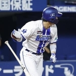 　６回ＤｅＮＡ１死二塁、度会が左翼線に適時二塁打を放つ＝横浜