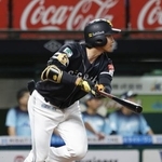 　７回ソフトバンク１死二、三塁、代打柳町が左中間に２点三塁打を放つ＝ベルーナドーム