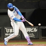 　８回日本ハム２死満塁、代打レイエスが左翼線に２点二塁打を放つ＝エスコンフィールド
