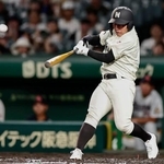 　立正大淞南-長崎日大　２回表長崎日大１死二、三塁、小池が中前に先制２点打を放つ＝甲子園