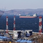　ロシア沿海地方ナホトカ湾内のコズミノ港沖に停泊する原油タンカー＝２０２２年１２月（ロイター＝共同）