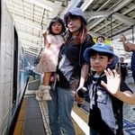 　お盆の帰省ラッシュが本格的に始まり、新幹線に乗り込む親子＝８日午前、ＪＲ東京駅