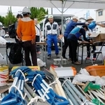 　熊本県宇土市で資材を受け取るボランティア＝８日午前