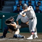　遊学館-青森山田　１回裏青森山田２死二、三塁、藤川が中前に先制２点打を放つ。捕手高磯＝甲子園