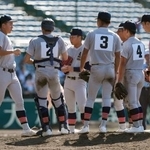 　遊学館-青森山田　４回表、ピンチでマウンドに集まる青森山田ナイン＝甲子園