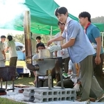 　ボーイスカウトの第１９回日本スカウトジャンボリーで、参加者と一緒に朝食作りをされる秋篠宮家の長男悠仁さま＝８日午前、広島県神石高原町（代表撮影）