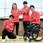 　愛知・名古屋アジア大会、アジアパラ大会の日本選手団公式スポーツウェアを着用し、写真に納まる（前列左から）半井重幸、鳥海連志。（後列左から）福田果音、小屋松恋＝８日、東京都新宿区