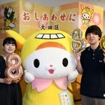 　東京都大田区役所に婚姻届を提出し、写真に納まるカップル＝８日午後