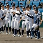 　白樺学園に勝利し、笑顔の東日本国際大昌平ナイン＝甲子園