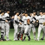 　ヤクルトに勝利し、タッチを交わす巨人ナイン＝東京ドーム