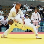　男子８１キロ級決勝で、大成・吉田征矢（下）を攻める比叡山・井上玄樹＝和歌山ビッグホエール