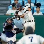 　日本文理-大分商　６回表大分商１死二塁、杉山が左前に適時打を放つ。捕手渡辺＝甲子園