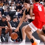 　Ｕ１８日本代表の招待選手らによる試合を見守る八村塁（奥左）＝ＩＧアリーナ