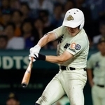 　英明-関東第一　７回表英明１死満塁、松原が右中間に走者一掃の決勝二塁打を放つ＝甲子園