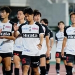 　サッカーＪ３の今季開幕戦で相模原と引き分け、サポーターにあいさつする熊本の三島頌平（１５）ら＝８日、相模原ギオンスタジアム