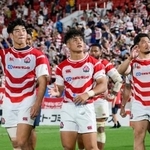 　オーストラリア戦後、観客の声援に応える（手前左から）矢崎、伊藤龍ら＝花園
