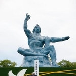 　被爆から８１年の原爆の日を迎え、平和祈念像の前で手を合わせる人＝９日早朝、長崎市の平和公園