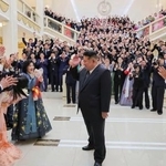 　創立８０年となった国立交響楽団のメンバーを激励する北朝鮮の金正恩朝鮮労働党総書記（中央）＝８日、平壌（朝鮮中央通信＝共同）