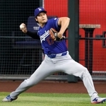 　キャッチボールで調整するドジャース・大谷＝フェニックス（共同）