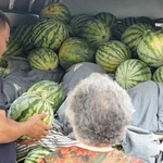 　車の荷台に積み上げられ、売られるスイカ＝７月、北京（共同）