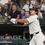 　ガーディアンズ戦の６回、２６号ソロを放ち、打球の行方を見つめるホワイトソックス・村上＝シカゴ（共同）