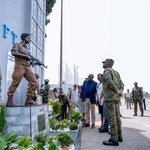 　ウガンダ軍が披露したイスラエルのネタニヤフ首相の兄、故ヨナタン氏の像＝１日、エンテベ国際空港（ウガンダ軍提供・ＡＰ＝共同）