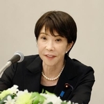 　長崎市で記者会見する高市首相＝９日午後