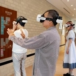 　ＶＲプログラムを体験する参加者＝７月、東京都東村山市