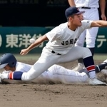 　岡山学芸館-鳥取城北　６回表岡山学芸館２死二、三塁、三塁への適時内野安打で一塁へ滑り込む森下。失策が絡み二走も生還。一塁手宮野＝甲子園