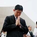 　平和祈念式典に出席後、平和祈念像前で手を合わせるサッカー日本代表の森保一監督＝９日午後、長崎市の平和公園