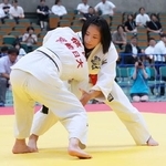 　女子４８キロ級決勝で、宮崎日大・植田こころ（手前）を攻める広島皆実・富田伊央莉＝和歌山ビッグホエール