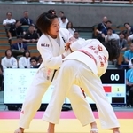 　女子５２キロ級決勝で、創志学園・白金里桜（手前）を攻める佐久長聖・武田桃佳＝和歌山ビッグホエール