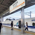 　前日深夜からＪＲ岐阜羽島駅に停車する東海道新幹線の特別列車「東海道ルミエールエクスプレス」＝９日早朝
