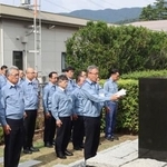 　関西電力美浜原発で開かれた蒸気噴出事故の追悼式＝９日午後、福井県美浜町