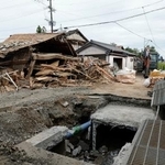 　地震で倒壊した熊本県氷川町の家屋＝９日午前