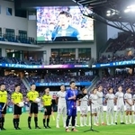 　京都との試合前、平和宣言を読み上げる長崎・山口＝９日、ピーススタジアムｂｙＳｏｆｔＢａｎｋ
