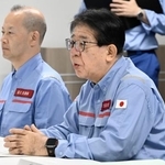 　熊本県の木村敬知事と面会する金子国交相＝９日午後、熊本県庁
