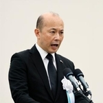 　「長崎原爆犠牲者慰霊平和祈念式典」で平和宣言を読み上げる長崎市の鈴木史朗市長＝９日午前