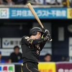　６回阪神１死、近本が右越えに先制本塁打を放つ＝京セラドーム