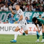 　東京Ｖ-川崎　試合終了間際、同点ゴールを決め駆け出す川崎・ロマニッチ＝味スタ