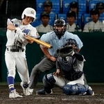 　中京-霞ケ浦　５回表霞ケ浦２死一、三塁、村上が左翼線に２点二塁打を放つ＝甲子園