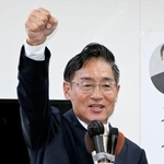 　和歌山市長選で初当選を決めた尾崎太郎氏＝９日夜、和歌山市